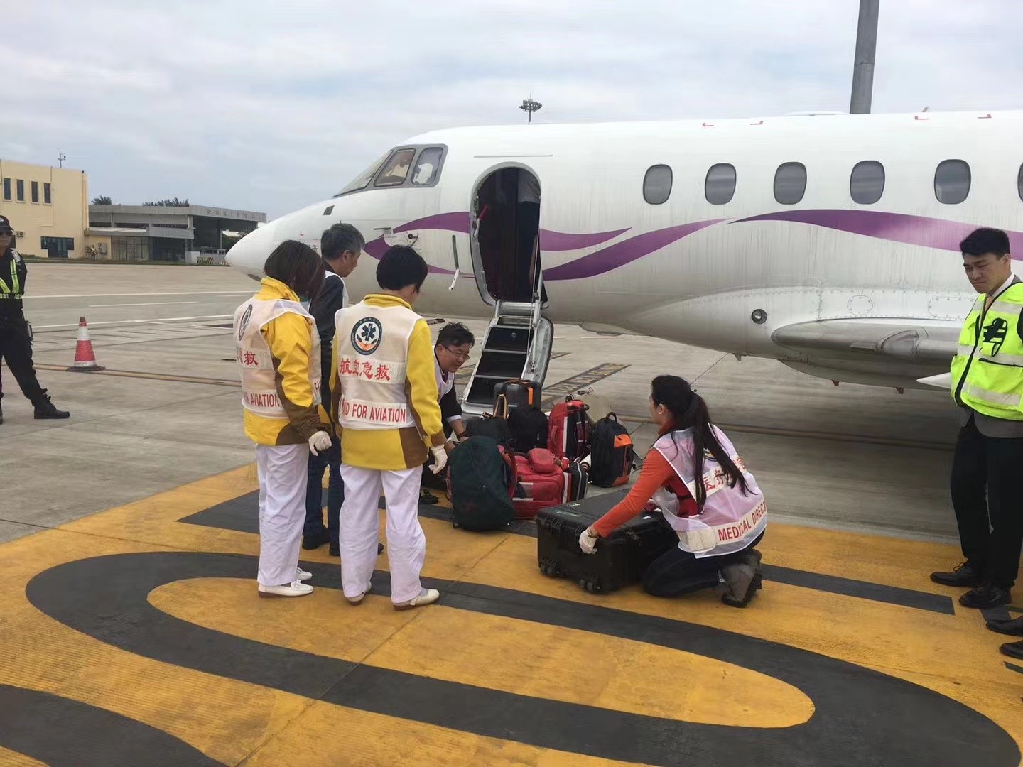 隆林香港出入境救护车出租